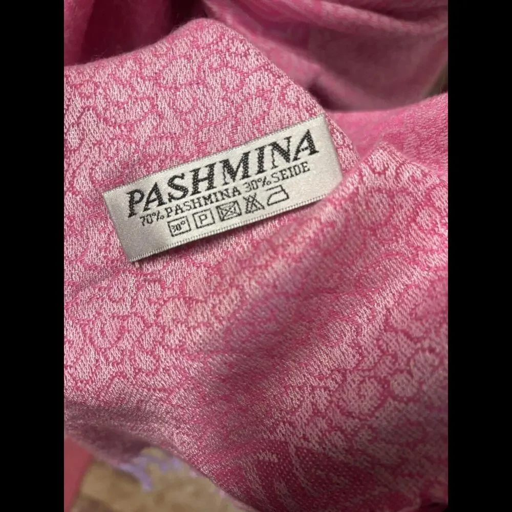 👠🥻🩷100% Rayon Pashmina Pink White Design Scarf 66” X 22” Fringed